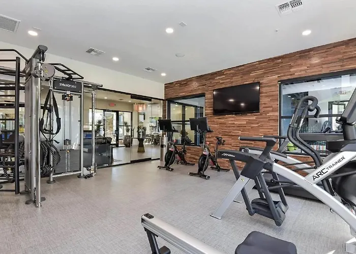 Ascent 2010 Cozy 2br I 2ba Retreat - Pool - Gym - Free Parking Apartment *
