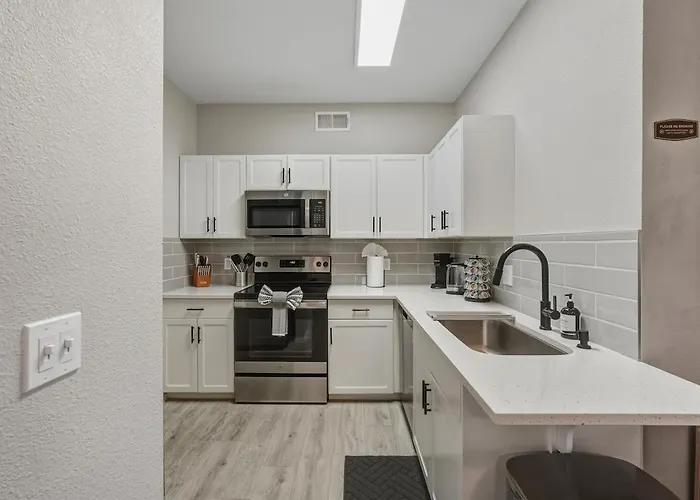 Ascent 2010 Cozy 2br I 2ba Retreat - Pool - Gym - Free Parking Apartment Scottsdale