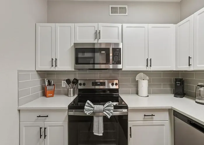 Ascent 2010 Cozy 2br I 2ba Retreat - Pool - Gym - Free Parking *