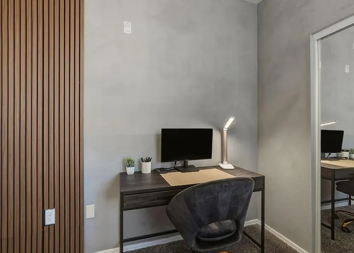 Ascent 2010 Cozy 2br I 2ba Retreat - Pool - Gym - Free Parking Apartment *