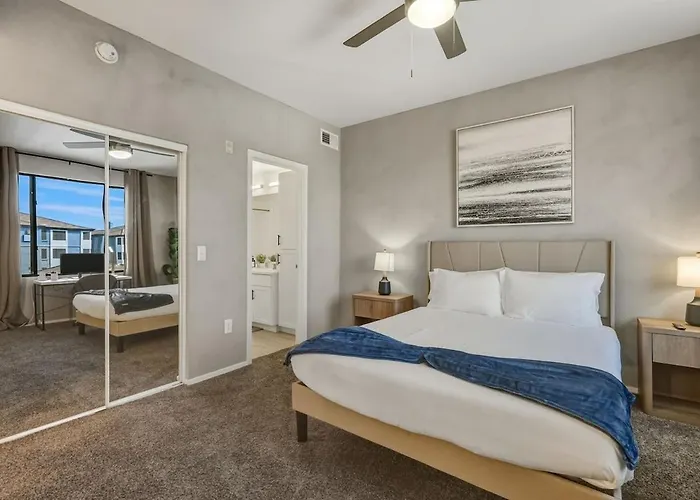 Ascent 2010 Cozy 2br I 2ba Retreat - Pool - Gym - Free Parking Apartment