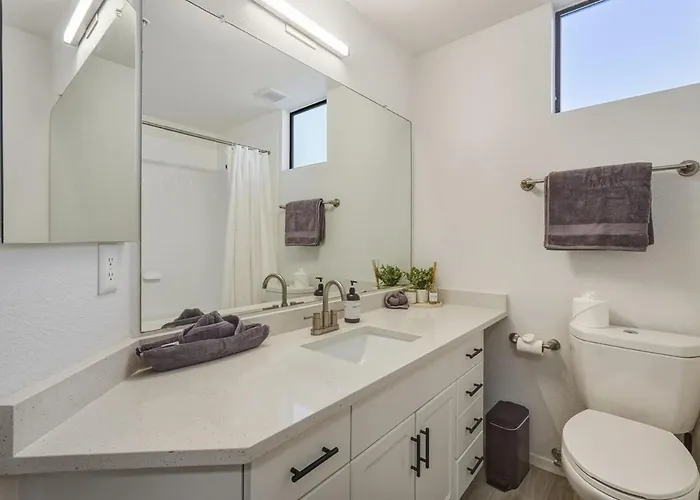 Ascent 2010 Cozy 2br I 2ba Retreat - Pool - Gym - Free Parking