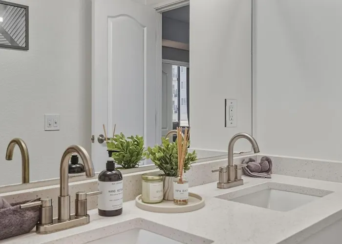 Ascent 2010 Cozy 2br I 2ba Retreat - Pool - Gym - Free Parking Apartment *