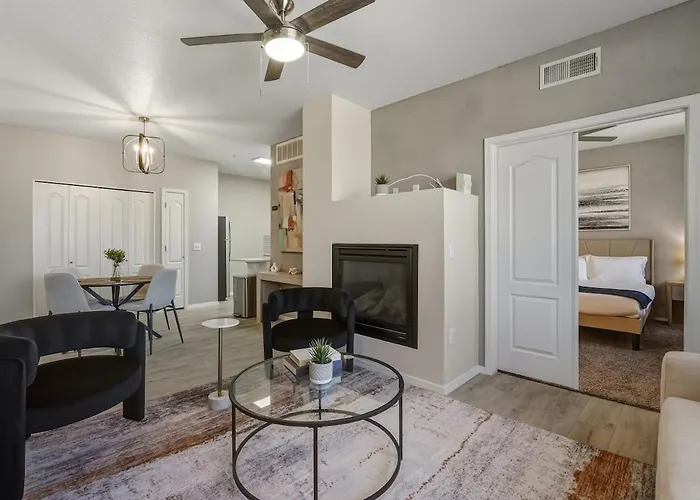 Ascent 2010 Cozy 2br I 2ba Retreat - Pool - Gym - Free Parking Apartment *