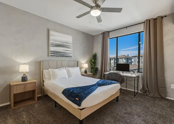 Ascent 2010 Cozy 2br I 2ba Retreat - Pool - Gym - Free Parking Apartment